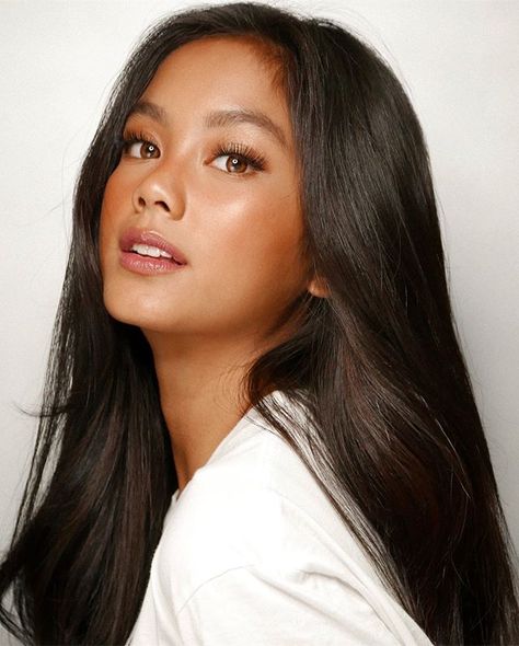 Anthea Bueno (@antheabueno) • Instagram photos and videos Filipina Hair, Filipina Makeup, Filipino Makeup, Tan Skin Makeup, Ylona Garcia, Tan Asian, No Make Up Make Up Look, Good Makeup, Tanned Makeup