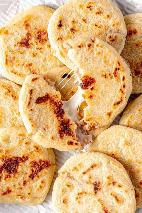 Papusa Recipe, Popusas Recipe, Salvadorian Recipes, Pupusas Recipe, Latin Food Recipes, Pupusa Recipe, Stuffed Pita, South American Dishes, Hispanic Recipes