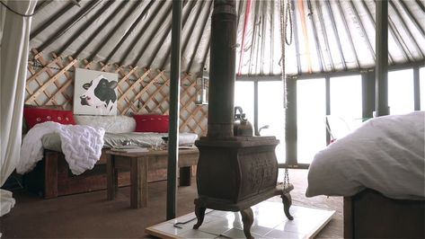 Living Tiny in a Traditional Mongolian Yurt with a Modern Twist: Floor to Ceiling Windows! Yurt Interior Bohemian, Yurt Home Ideas, Yurt Living Interior Design, Yurt Decor, Ohio Camping, Yurt Life, Yurt Interior, Mongolian Yurt, Yurt Camping