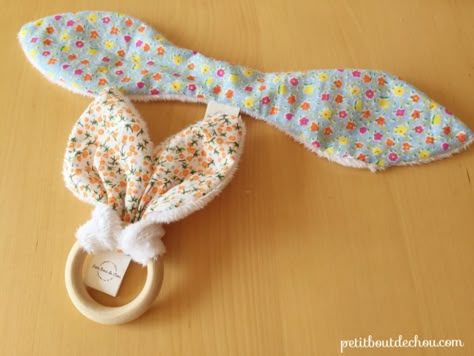 DIY: Bunny Ears Baby Teething Rattle - Petit Bout de Chou Diy Bunny Ears, Teether Pattern, Diy Teethers, Bunny Ear Teether, Bunny Teether, Diy Bunny, Diy Bebe, Baby Teething, Baby Sewing Projects