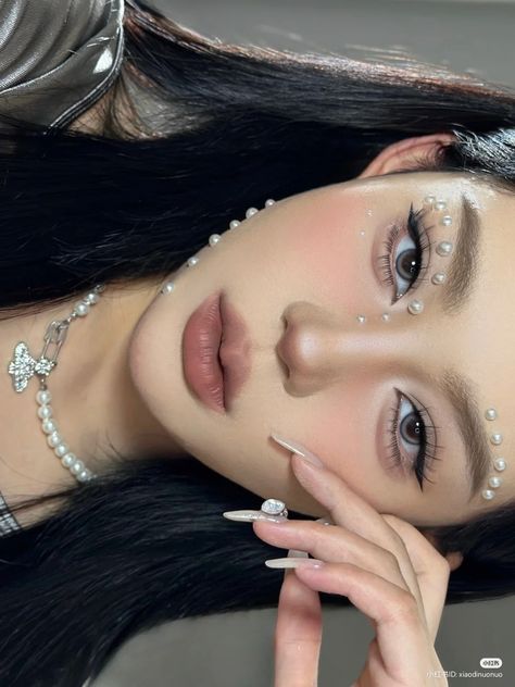 Makeup Look With Pearls, Mermaid Makeup Halloween, Disco Makeup, Makeup Layout, Jewel Makeup, Gem Makeup, Club Makeup, Angel Makeup, Soft Makeup Looks