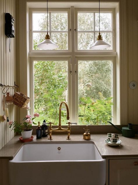 Facebook Traditional Swedish Interior, Swedish House Interior, Swedish Cottage Interior, Houses In Sweden, Swedish Country House, Swedish Interior Design, Scandinavian Cottage, Swedish Kitchen, Swedish Cottage