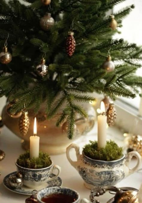 Old World Christmas Tablescape, Christmas Staging Ideas, Earthy Christmas Decor Bohemian, Cottage Fall Decorating, Foraged Fall Decor, Vintage Christmas Aesthetic Decor, Natural Vintage Christmas Decor, Christmas Book Decor, Dark Academia Christmas Decor