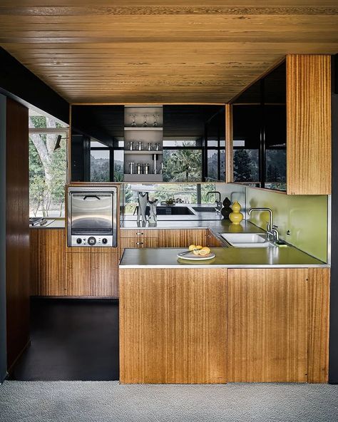 These 9 Mid-Century Modern Kitchens Take Us Back to the Future Mid Century Modern Kitchen Remodel, Geometric Tile Pattern, Kitchen Bar Design, Richard Neutra, Loft Interior, Flat Panel Cabinets, Hollywood Homes, Modern Home Interior Design, Mid Century Modern Kitchen