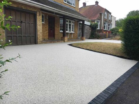 Resin Patio Ideas, Resin Driveway Ideas Uk, Resin Driveway Ideas, Gravel Driveway Landscaping, Front Garden Ideas Driveway, Entrance Landscaping, Garden Ideas Driveway, Driveway Entrance Landscaping, Painted Kitchens