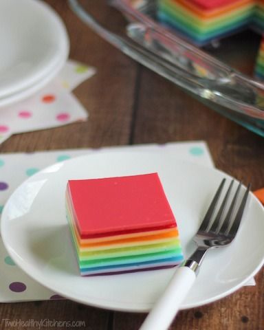 No one will ever guess how much healthier this rainbow layered ribbon Jell-O salad is! The incredibly easy recipe is a snap to make and high in protein! Ribbon Jello, Congealed Salad, Rainbow Jello, Layered Jello, Honey Sriracha Chicken, Rainbow Desserts, Rainbow Salad, Favorite Salad, Blue Desserts