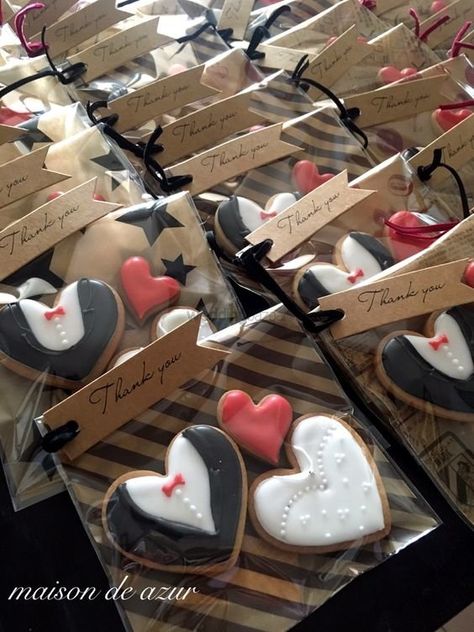 These Cute Edible Bride Groom Cookies, Sweet Wedding Favors, Bridal Cookies, Cookie Wedding Favors, Wedding Cake Cookies, Cookies Wedding, Sugar Cookie Royal Icing, Candy Wedding Favors, Wedding Sweets