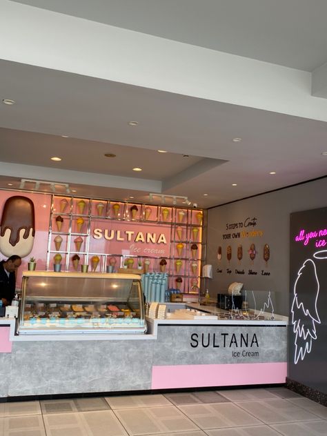 Toko Ice Cream, Ice Cream Store Interior, Ice Cream Shop Layout, Ice Cream Shop Counter, Cookie Shop Interior, Small Ice Cream Shop Design, Ice Cream Store Design, Heladerias Ideas Decoracion, Ice Cream Shop Interior