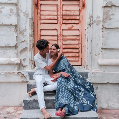 India Couple Photoshoot, Rajasthan Couple Photoshoot, Pre Wedding Shoot Ideas Street, Aesthetic Pre Wedding Shoot, Pre Wedding In Rishikesh, Pre Wedding Shoot Ideas Kolkata, Pre Wedding Pictures Ideas, Retro Pre Wedding Photoshoot, Couple Poses In Udaipur