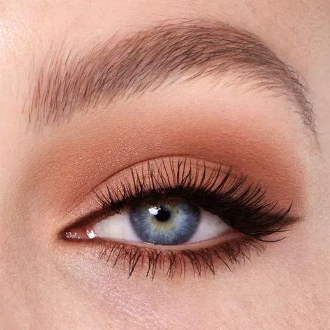 Super Nudes Easy Eye Palette eye look on blue eyes close-up Warm Eyeshadow, Make Up Designs, Maquillage On Fleek, Simple Eyeshadow, Eye Makeup Pictures, Eye Looks, Eye Makeup Designs, Makeup Eye Looks, Brown Eyeshadow