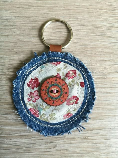 Denim Crafts Upcycling, Keyring Craft, Denim Bag Patterns, Jeans Crafts, Scrap Fabric Projects, Blue Jeans Crafts, Sewing Crafts Tutorials, Keychain Fob, Jean Crafts