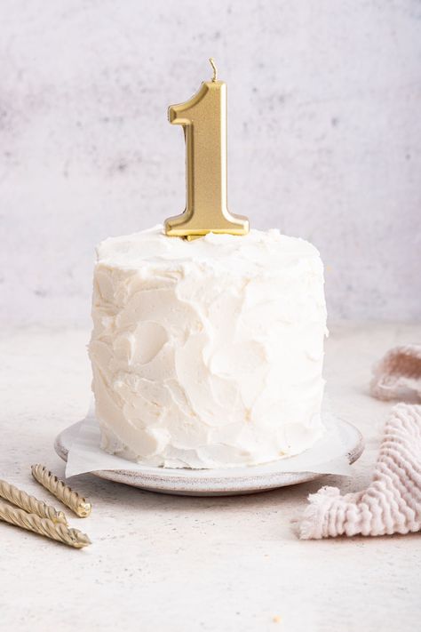 This healthy smash cake is the perfect first birthday cake. It's made with almond flour, banana and has no added sugar. Healthy Smash Cake, Almond Flour Banana, Smash Cake Recipes, Eating Bird Food, Full Fat Yogurt, Coconut Whipped Cream, Cinnamon Banana, Bird Food, Vanilla Buttercream