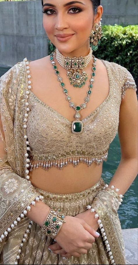 Sangeet Jewellery For Bride, Jewellery On Lehenga, Bridal Sets Indian Wedding Jewelry Gold, Necklace For Lehenga, Jewelry For Lehenga, Aesthetic Engagement Ring, Engagement Ring Non Traditional, Lengha Blouse Designs, Necklace Women Gold