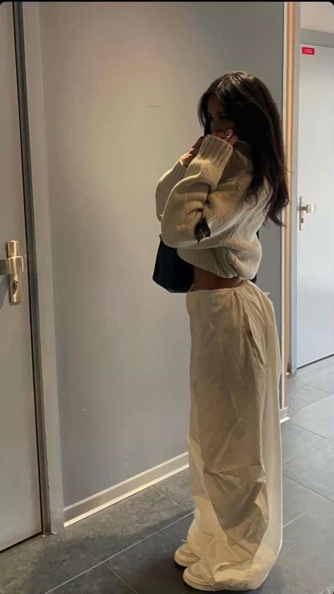 How To Style Beige Parachute Pants, Baggy White Pants Outfit, Beige Baggy Pants Outfit, Parachute Pants Outfit Aesthetic, White Baggy Pants Outfit, Baggy Pants Outfit Street Styles, White Parachute Pants Outfit, Melanin Outfits, Parachute Pants Outfit