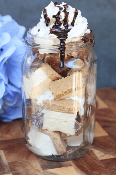 Easy Reese's Cheesecake Dessert in a Jar Slim Chickens Jar Dessert, Slim Chickens Jar Dessert Recipe, Frozen Cheesecake Recipes, Reese's Cheesecake, Slim Chickens, Reeses Cheesecake, Local Fast Food, Plain Cheesecake, Luncheon Ideas