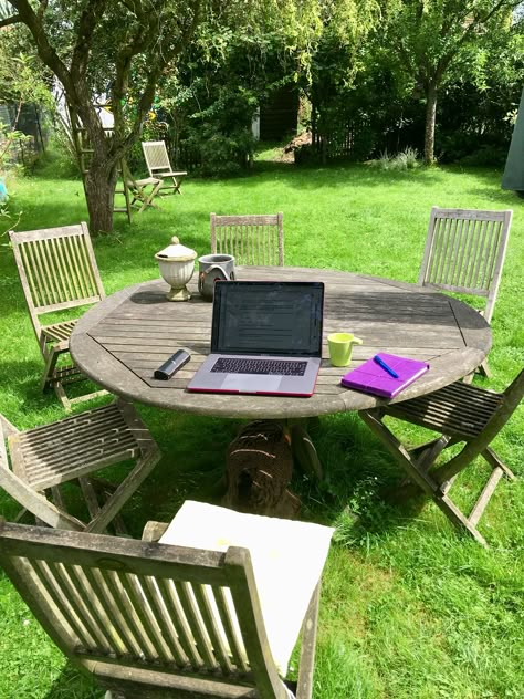 Studying In Nature Aesthetic, Outdoor Studying Aesthetic, Outdoor Study Space, University Outdoor Study Space, University Outdoor Space, Coffee In Garden Aesthetic, Coffee Study, Instagram Inspiration Posts, Cosy Corner