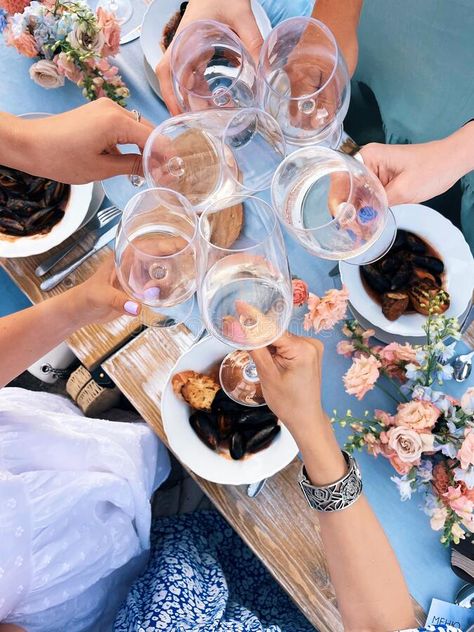 Wine Tasting With Friends, Wine With Friends Aesthetic, Wine Tasting Friends, Wine Tasting Aesthetic, Picnic Glasses, Winery With Friends, Friends Drinking Wine, Wine Tasting Picnic, Winery Friend Pictures