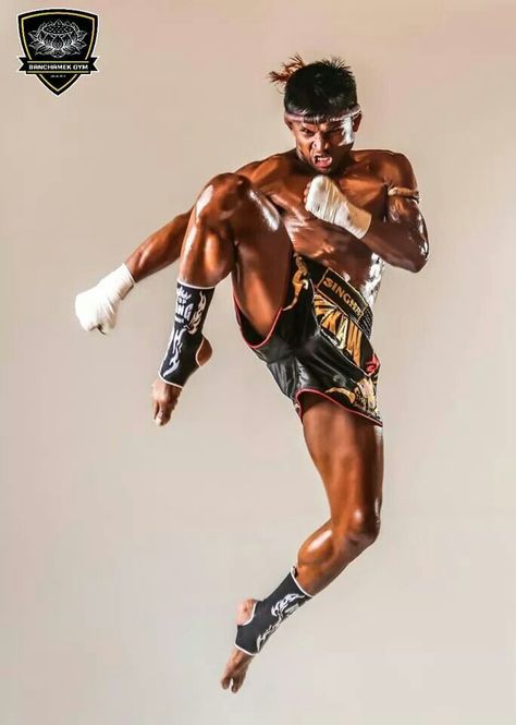 Buakaw Buakaw Banchamek, Martial Arts Photography, Muay Thai Martial Arts, Thai Box, Boxe Thai, Action Pose Reference, Thai Boxing, Pencak Silat, Martial Arts Styles