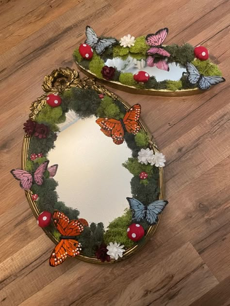 Aesthetic Mirror Diy, Moss Mirror, Spiegel Diy, Diy Phone Case Design, Mushroom Crafts, Diy Christmas Presents, Moss Decor, Mirror Frame Diy, Flower Bedroom