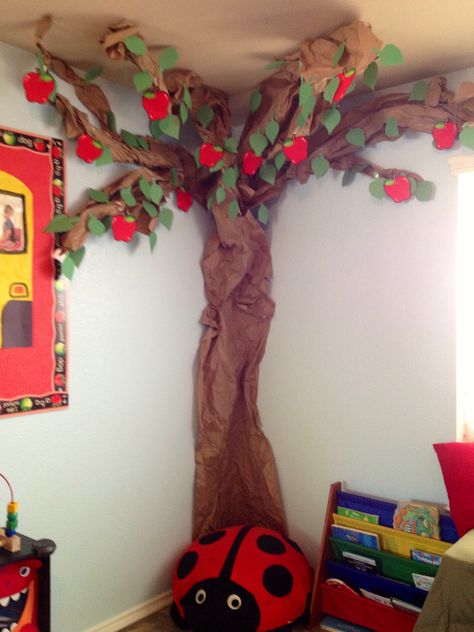 Apple tree for September. Made out of Kraft paper, construction paper leaves I cut out and apple cut outs from Teacher Heaven. Decoration Classroom Ideas, Tree Out Of Construction Paper, Apple Tree Decoration, Classroom Trees, Paper Tree Classroom, Class Tree, Decoration Classroom, Classroom Tree, Apple Classroom