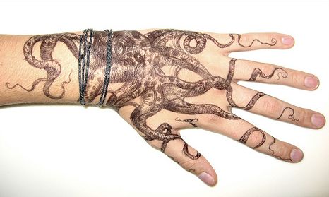 Octopus Historical Tattoos, Tattoo Main, Octopus Tattoo Design, Octopus Tattoos, Hand Tats, Theme Tattoo, Octopus Tattoo, Constellation Tattoos, Hand Tattoo