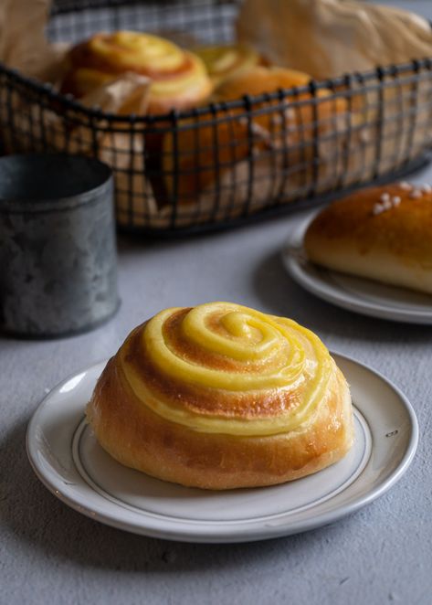 Custard Brioche Buns, Custard Rolls Recipe, Chinese Bakery Recipes, Custard Rolls, Stuffed Bread Recipes, Asian Pastries, Asian Bread, Cream Pan, Custard Bread