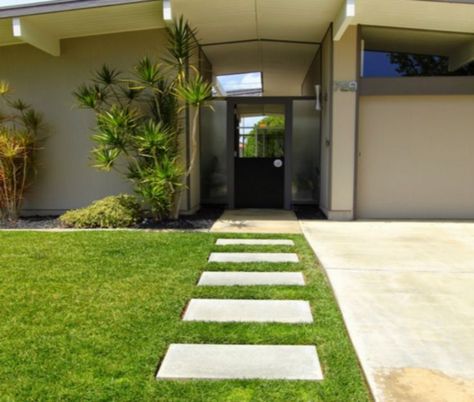 Modern Concrete Paver Walkway Ideas ...widen driveway #WalkwayLandscape Modern Landscape Front Yard, Front Yard Walkways, Concrete Pavers Walkway, Modern Landscape Design Front Yard, Landscape Front Yard, Mid Century Landscaping, Front Yard Walkway, Chitre, Backyard Walkway