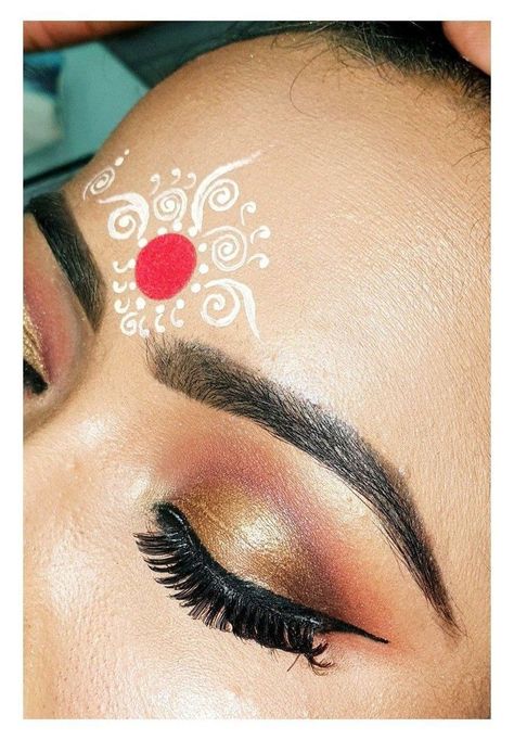 Bengali Bindi, Bengali Bride Makeup, Bharatanatyam Makeup, Bride Makeup Eyes, Bride Bengali, Bengali Makeup, Bharatanatyam Costume, Bridal Foot Jewelry, How To Wear Makeup