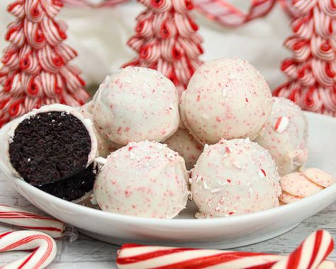 Chocolate Peppermint Cake Pops, Peppermint Cake Balls, Peppermint Pastries, Pepermint Cake, Holiday Cake Balls, Peppermint Cake Pops, Holiday Chocolate Cake, Peppermint Balls, Christmas Cake Balls