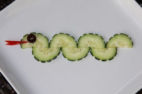 cucumber snakes Cucumber Snake, Snake Activities, Safari Hats, Kid Recipes, Kid Snacks, Food Decor, Kid Food, Funny Food, Cooking Class