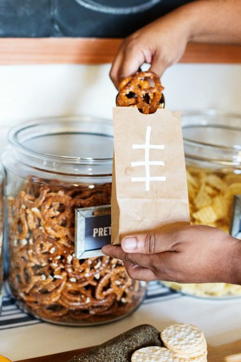 Bar Snack Ideas, Snack Display, Bar Snacks, Office Snacks, Liquor Bar, Ara Ara, Game Day Snacks, Dry Snacks, Snack Containers