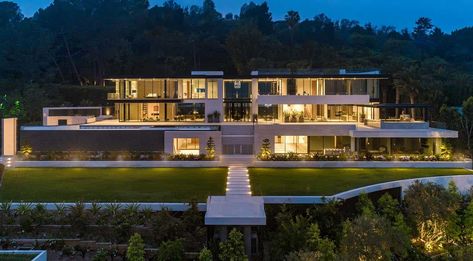 Jaw-dropping dream home overlooking the Los Angeles skyline Billionaire Mansions, Bel Air Road, Bel Air Mansion, Mega Mansions, Modern Mansion, Expensive Houses, Stephen Hawking, Luxury Homes Dream Houses, Modern Houses