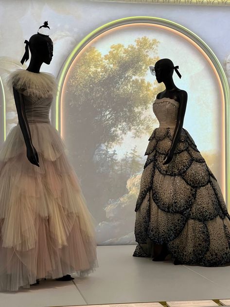 Captured at the Galleries Dior in Paris. I loved the silhouette of these mannequins in vintage couture clothing against the illuminated backdrop. 90s Runway Fashion Dior, Fashion Runway Aesthetic, Paris Fashion Outfits, Dior Vintage Dress, Vintage Dior Dress, Dior Couture Gowns, Runway Aesthetic, Christian Dior Dress, Dior Dresses