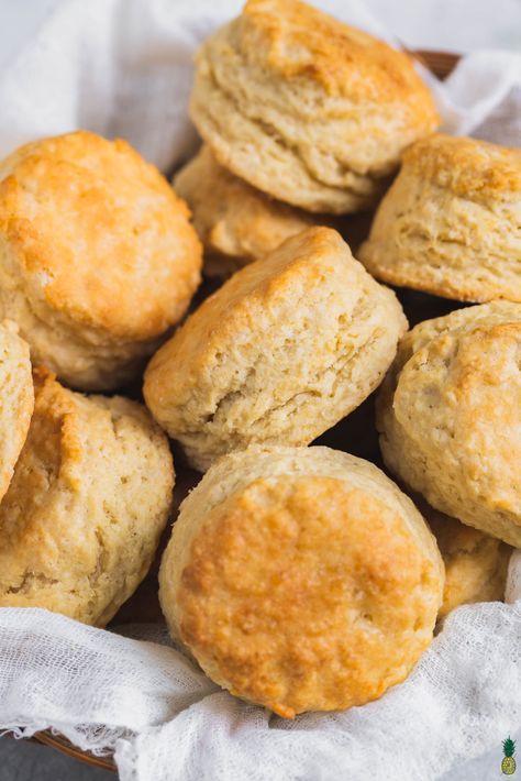 Learn how to make the BEST tall, fluffy and flaky and tender vegan buttermilk biscuits with just 8 simple ingredients and and about an hour of your time! #vegan #buttermilkbiscuits #veganbuttermilk #thanksgiving #appetizers #bread #sweetsimplevegan #biscuitrecipe #flakybiscuits #fluffybiscuits Vegan Biscuit Recipe, Vegan Buttermilk, Vegan Fried Chicken, Vegan Biscuits, Fluffy Biscuits, Flaky Biscuits, Vegan Bacon, Buttermilk Biscuits, Thanksgiving Appetizers