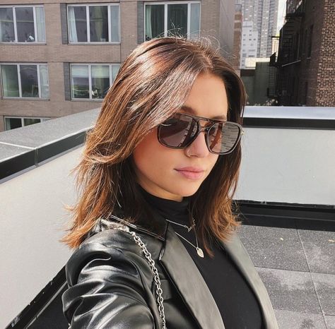 Hannah Elise Maute, Hannah Elise, Comfort Youtubers, Who Is She, Square Sunglasses Women, Style Icons, Youtubers, Square Sunglass, Hair Color