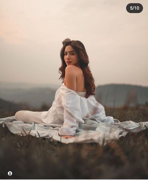 Elegant Outdoor Photoshoot, Romantic Photoshoot Woman, Outdoor Budiour Photography Ideas, Outdoor Boudiour Ideas Forest, Classy Birthday Photoshoot Ideas Outdoor, Innocent Photoshoot, Feminine Photoshoot Ideas, Vine Photoshoot, Nature Model Photoshoot