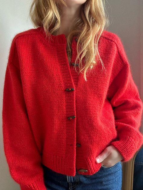 Knitting Patterns Cardigan, Knitting Cardigan Pattern, Knitted Cardigan Pattern, Cardigan Knitting Patterns, Red Knit Cardigan, Knitting Club, Cosy Outfit, Knit Cardigan Pattern, Sweater Knitting Pattern