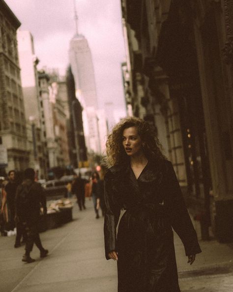 i’ll meet you in new york ❤️ by @sofyasvetlaya | Instagram New York Photoshoot, Street Fashion Photoshoot, Street Photography Portrait, Nyc Photoshoot, Film Camera Photography, Moody Aesthetic, City Shoot, New York Photography, Street Portrait