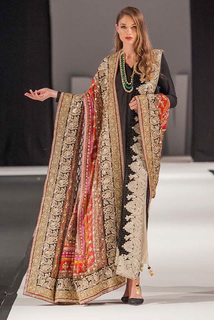 Pakistani Fashion 2023, Plain Dress With Heavy Dupatta, Dress With Heavy Dupatta, Plain Suit With Heavy Dupatta, Suit With Heavy Dupatta, Plain Suit, Pakistan Fashion Week, Heavy Dupatta, Nikkah Dress