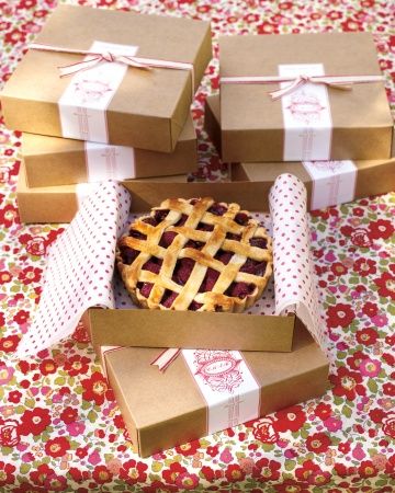 Sweet Send-Offs  Sweet Send-Offs    Miniature raspberry-blackberry tarts, packed in pie boxes and sealed with long stickers, are perfect for guests to tote home as favors. How To Wrap A Pie As A Gift, Tart Packaging Ideas, Pie Box Packaging, Pie Packaging Ideas, Pie Gift Ideas, Tart Packaging, Blackberry Tarts, Pie Favors, Pie Packaging