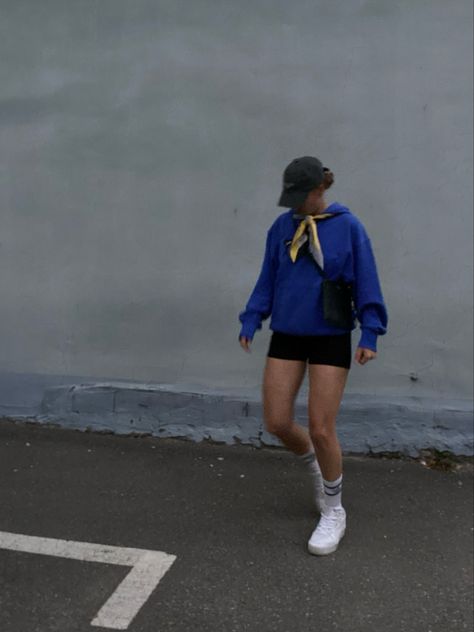 sport look with hoodie and biker shorts Hoodie And Biker Shorts Outfit, Outfit Con Biker Short, Hoodie And Biker Shorts, Biker Shorts Outfit Summer, Lost Cherry, Sport Look, Biker Shorts Outfit, Shorts Outfit, Hoodie Outfit