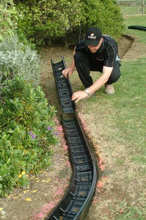 Concrete Garden Edging, Garden Lawn Edging, Driveway Edging, Brick Garden Edging, Landscape Curbing, Landscape Borders, Brick Garden, Backyard Landscaping Plans, Gardens Design