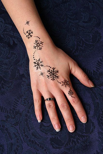 If were ever to get a tatto.....this would be it.~~  I LOVE SNOWFLAKES~~ Narwal Tattoo, Snowflake Tattoos, Winter Tattoo, Snow Tattoo, Henne Tattoo, Snow Flake Tattoo, Christmas Tattoo, Tattoo Henna, Henna Tattoo Designs Simple