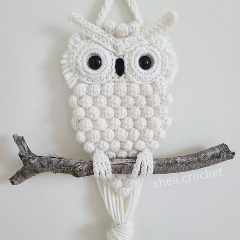 Crochet a Cute Retro-Inspired Owl Wall Hanging ... The Perfect Housewarming Gift For 2021 and Beyond! 🦉 #crochet #handmade #giftideas #retro #diy #owl #wallhanging #home #homeDIY Owl Crochet Pattern Free, Monstera Wall, Crochet Wall Art, Owl Applique, Owl Wall Decor, Crochet Owls, Owl Crochet Patterns, Owl Wall Hanging, Macrame Owl