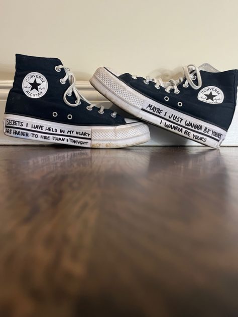 Writing In Converse, Converse Shoes Writing, Shoe Design Converse, Custom Converse Grunge, Artic Monkeys Outfits Concert, Arctic Monkeys Concert Fits, What To Write On Converse, Arctic Monkeys Fit, Converse Shoes Designs