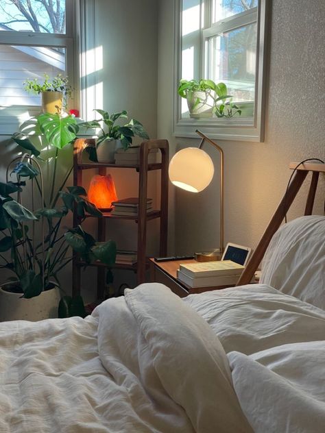 Room Inspiration Aesthetic Green, Cozy Minimalist Room Ideas, Cozy Room Plants, Big Room Inspo Minimalist, Plant Room Minimalist, Indoor Plants Minimalist, Pottery Studio Bedroom, Cozy Plants Bedroom, Bedrooms With Plants Aesthetic