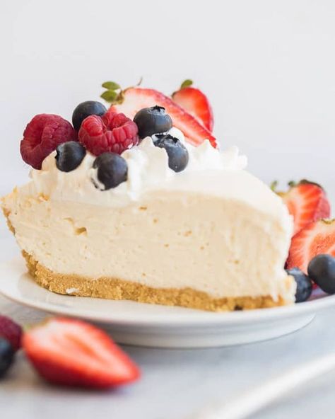 Ashley | Easy Family Meals on Instagram: “Summer plans 👆 Alternating between all the fresh berries on a slice of this No Bake Cheesecake, and a bowl of vanilla ice cream 🎉❤️ With…” Mo Bake Cheesecake, Simple Cheese Cake, Cheese Deserts, Quick And Easy Cheesecake, Unbaked Cheesecake, Summer Cheesecake, Cheesecake Recipes Easy Homemade, Easy Cheesecake Recipe, Bake Sweets