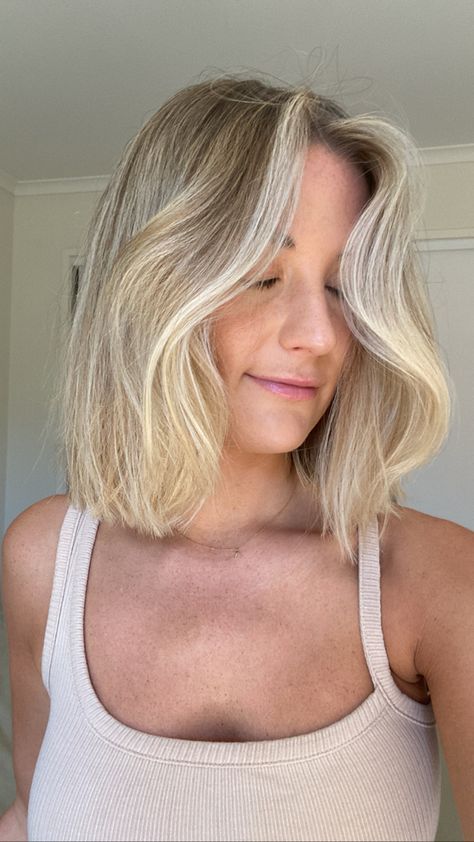 Short Med Haircuts For Women, Short Blonde Hairstyles With Layers, Blonde Wavy Lob, Short Haircut Blonde Shoulder Length, Short Utah Hair, Above Shoulder Blonde Hair, Short Blonde Hair Money Piece, Low Maintenance Blonde Bob, Choppy Bob Straight Hair