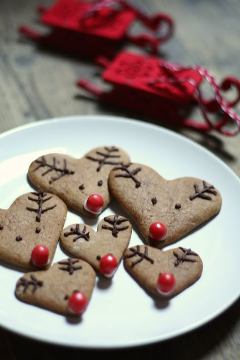 Heart Shaped Gingerbread Cookies, Gingerbread Cookies Heart, Heart Gingerbread Decoration, Gingerbread Heart Decoration, Chrismas Party Food, Gingerbread Deer, Gingerbread Shapes, Heart Gingerbread, Creative Christmas Food