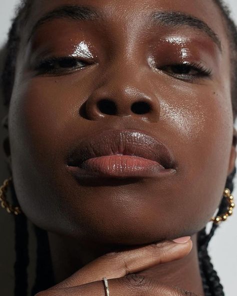 Sweaty Makeup Look, Editorial Makeup Dark Skin, Glossy Makeup Look, Glowing Black Skin, Glossy Eye Makeup, Glass Skin Makeup, Glazed Skin, Blurring Primer, Shiny Makeup